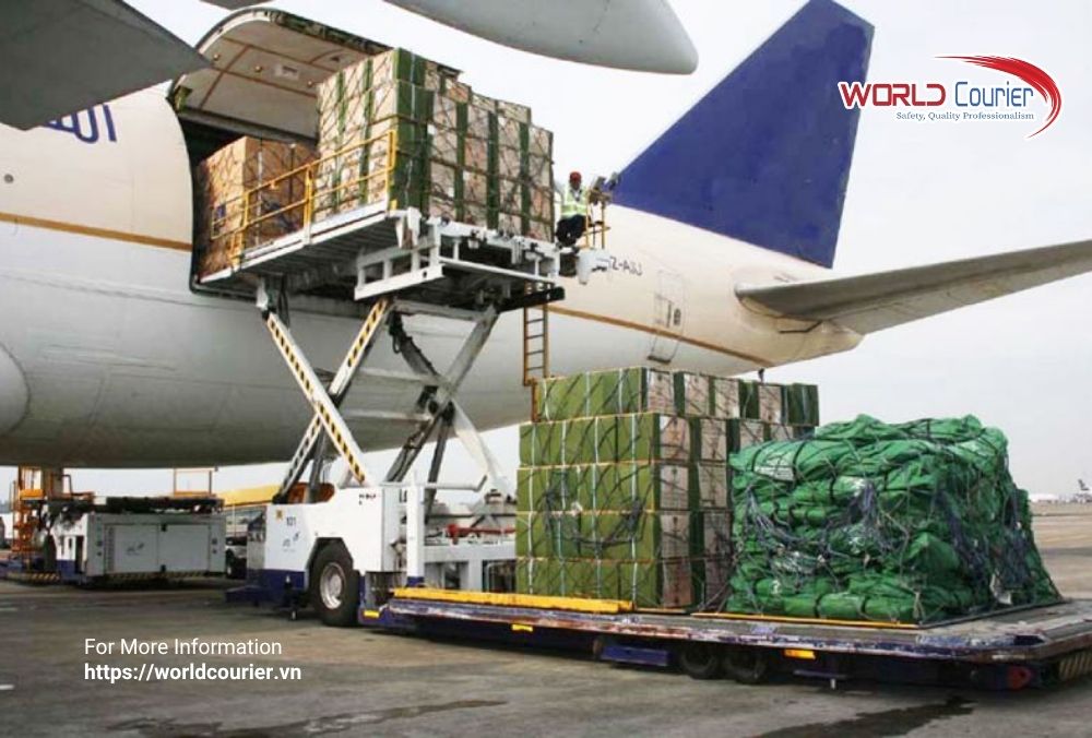 So sánh gửi hàng bằng đường hàng không và đường biển: Nên chọn phương thức nào?