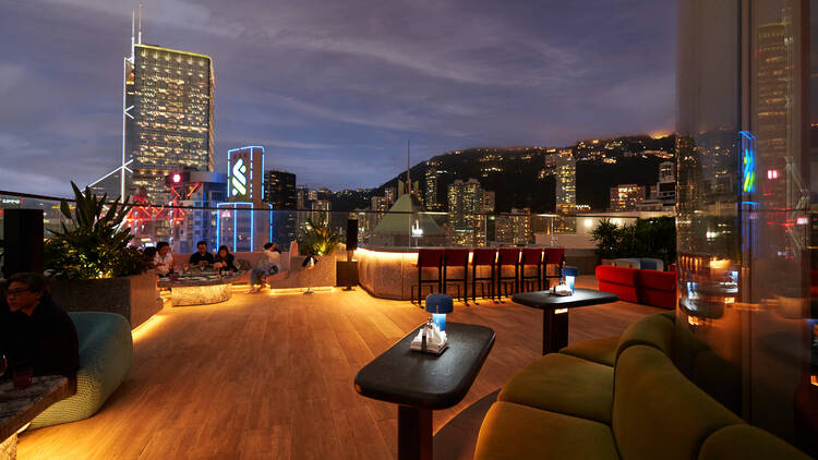 Top Roof-top Bars Hồng Kông ngắm trọn vịnh Victoria