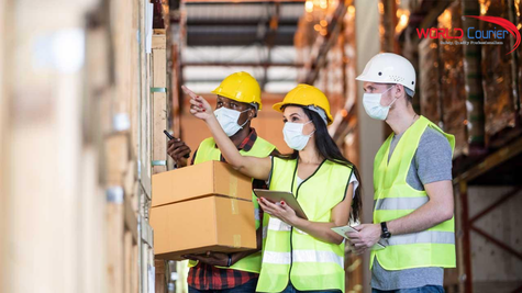 Kiểm tra hàng hóa tại kho logistics